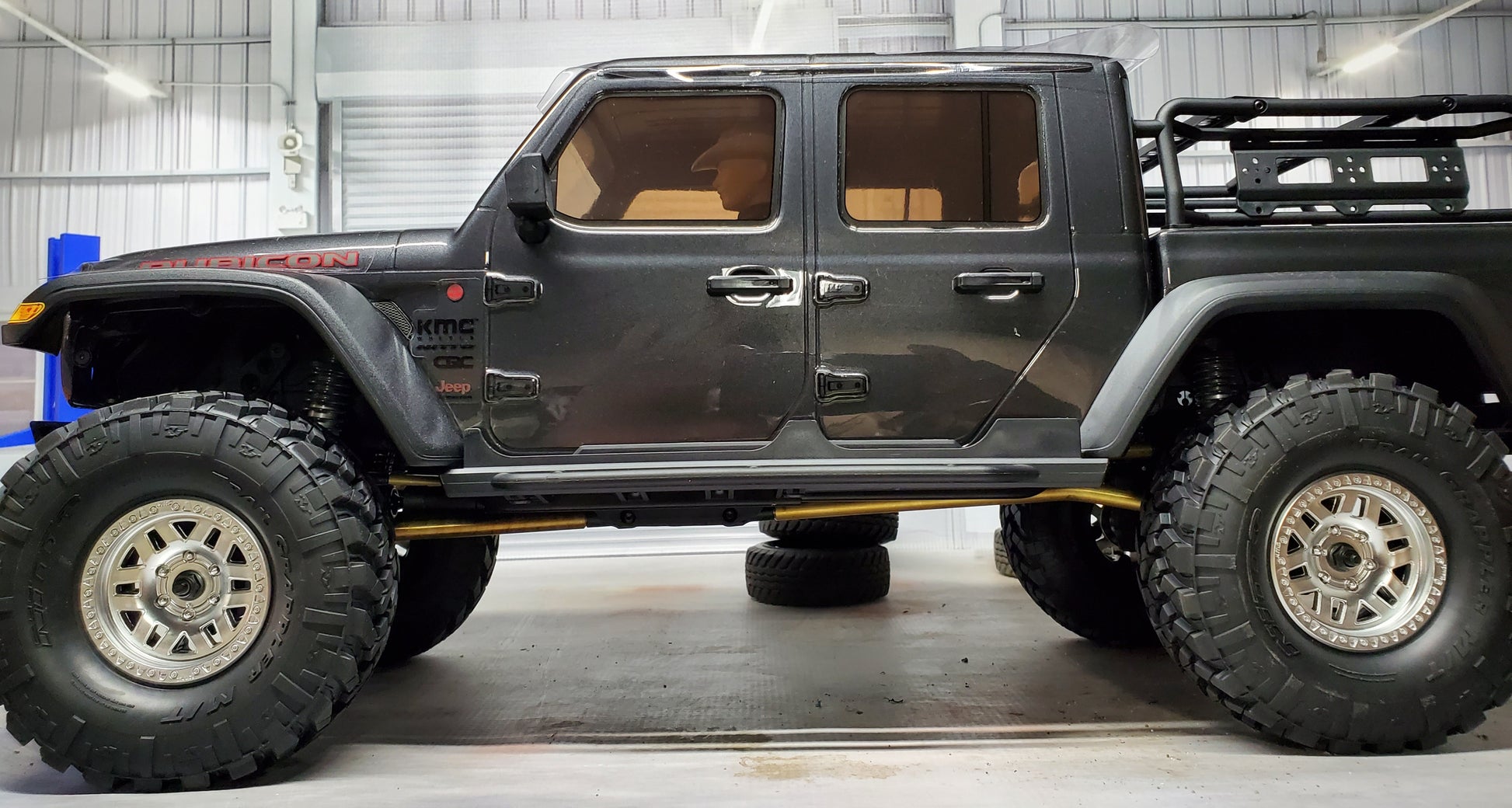 Axial Gladiator 13.9 (353mm) wheelbase High Clearance Rear  - Delrin/Chubby Combo -door view