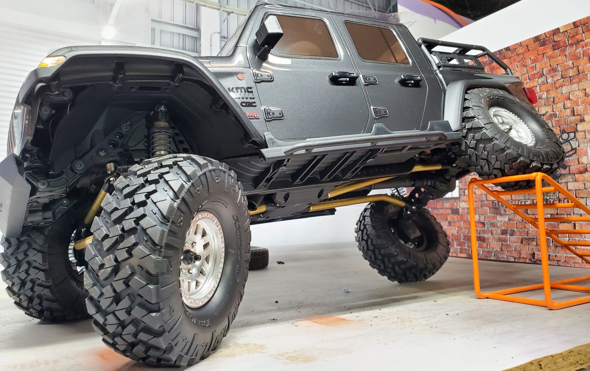 Axial Gladiator 13.9 (353mm) wheelbase High Clearance Rear  - Delrin/Chubby Combo -propped view