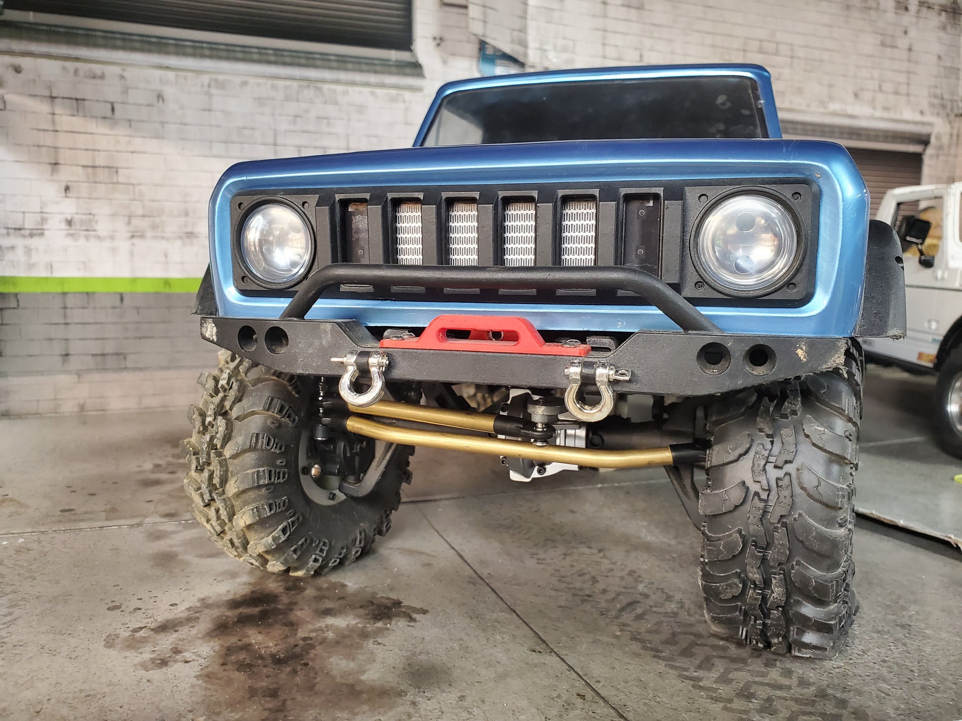 Upgrade your Redcat Gen8 steering with this brass high clearance link kit. Includes drag link & tie rod, adds front-end bias, and improves steering durability. Made in USA. -installed view