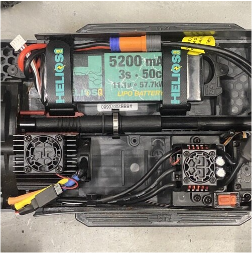 A set of 225mm non-slip battery straps installed on a remote control vehicle to secure the batteries in place.