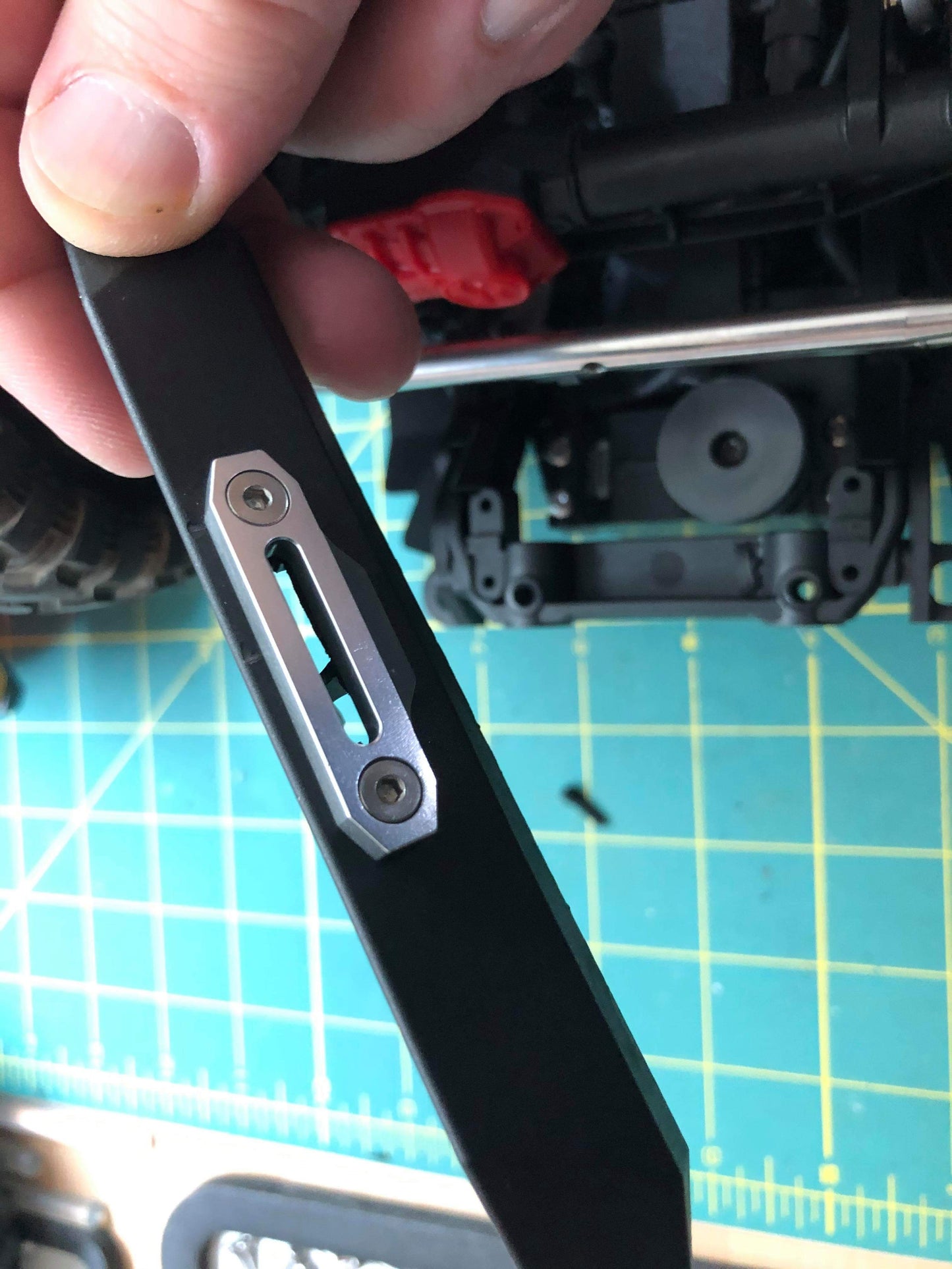 Axial SCX10iii: Aluminum Servo Winch Mount