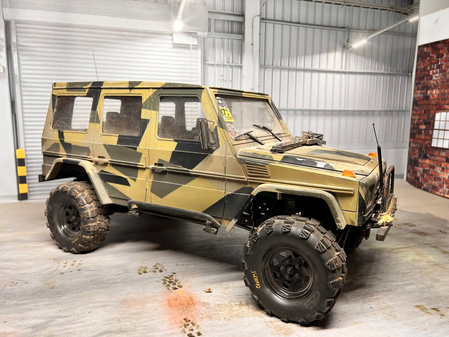 *** Pre-Owned *** Vaterra Ascender Custom Hard Body Build (Camo)